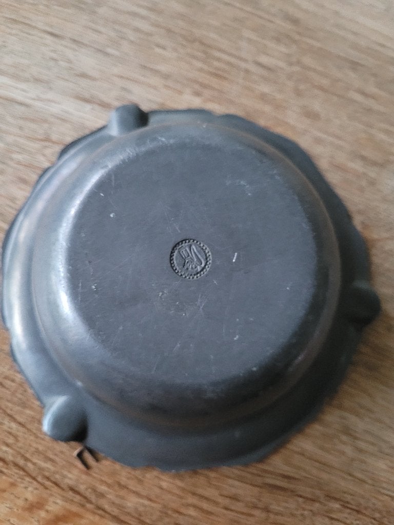 Tinnen asbak, Ophalen