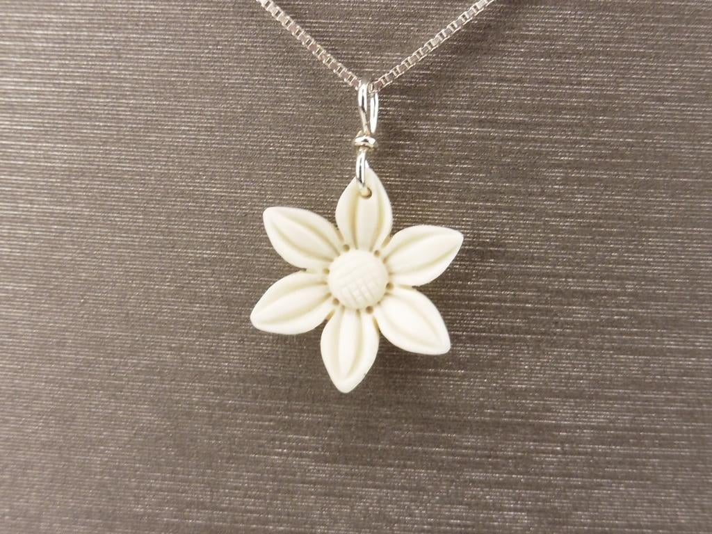 Zilveren collier met bloem hanger                         M3, Gebruikt, ., Beige, Ophalen of Verzenden