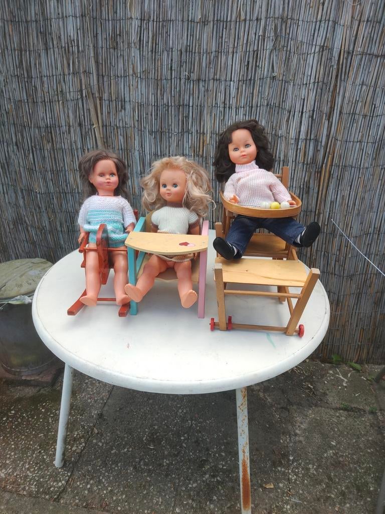 3 poppen met vintage stoeltjes, Ophalen of Verzenden, Gebruikt, Poppenhuis