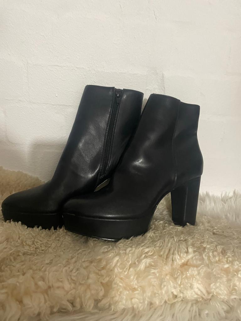 Zwarte enkellaarsjes met hak en plateau Anna Field maat 41, Kleding | Dames, Schoenen, Ophalen of Verzenden, Gedragen, Zwart, Lage of Enkellaarzen