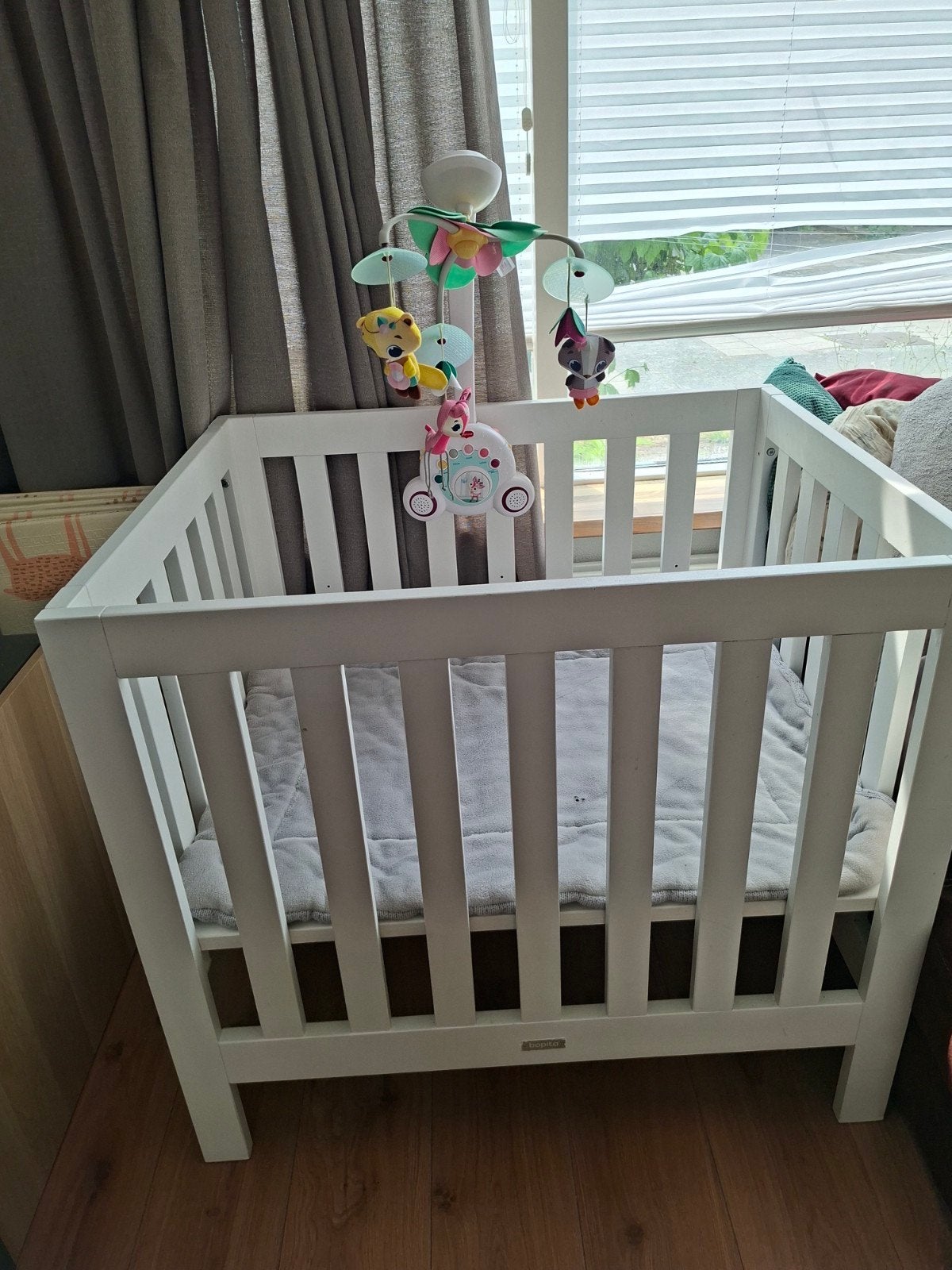 Bopita box inclusief boxkleden en muziekmobiel, Kinderen en Baby's, Ophalen, Zo goed als nieuw, Rond