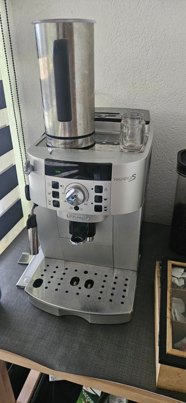 De'Longhi Magnifica S volautomatische espressomachine, Witgoed en Apparatuur, Koffiezetapparaten, Stoompijpje, Gebruikt, Koffiemachine