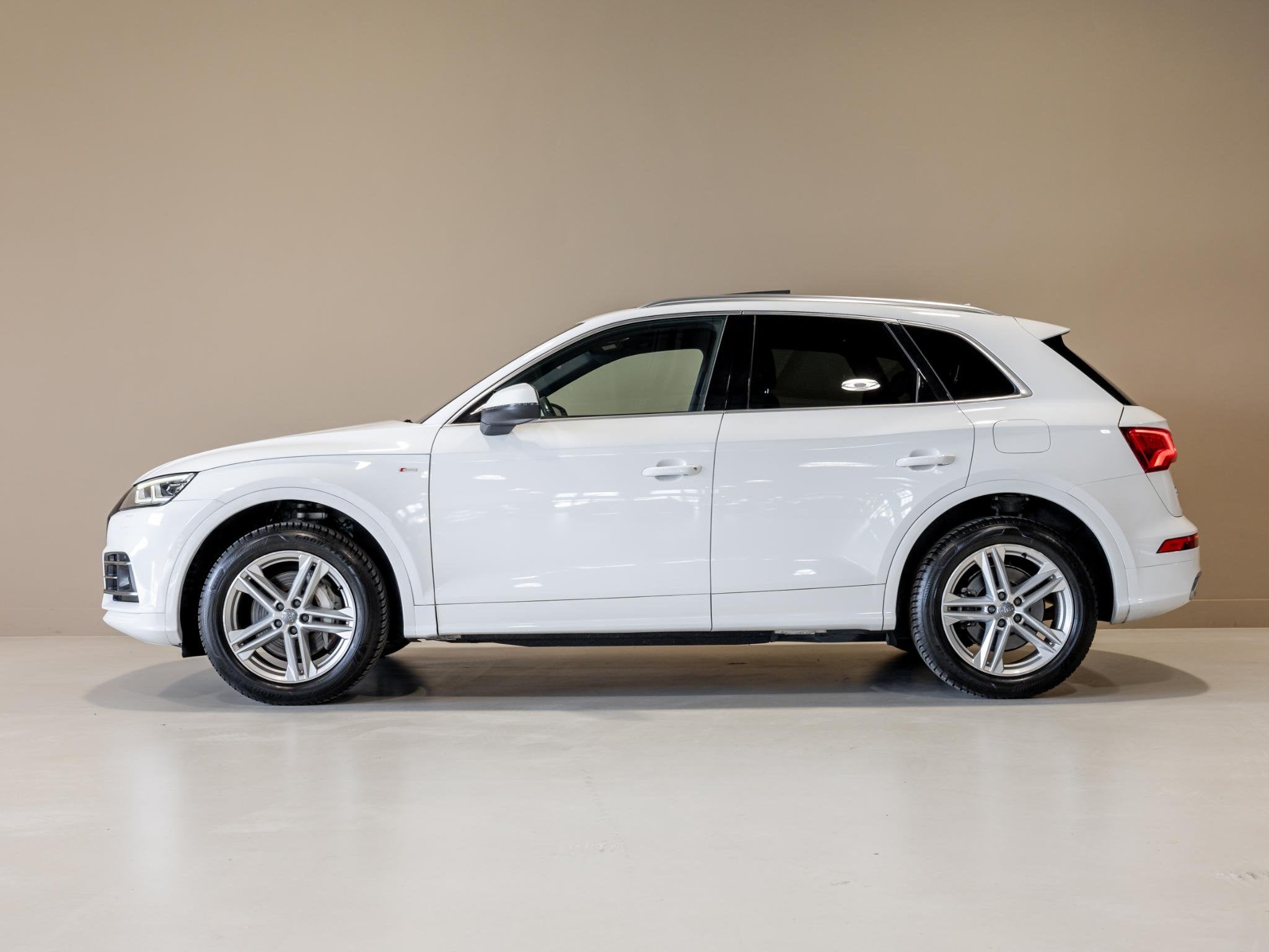 Audi Q5 55 TFSI e quattro Competition 367pk / Panorama dak /, Auto's, Automaat, 4 cilinders, Wit, Bedrijf