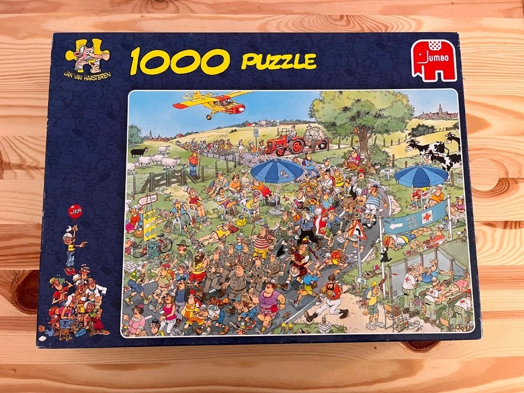 Jan van Haasteren The March / De Mars – 1000 stukjes, Ophalen of Verzenden, 500 t/m 1500 stukjes, Zo goed als nieuw, Legpuzzel