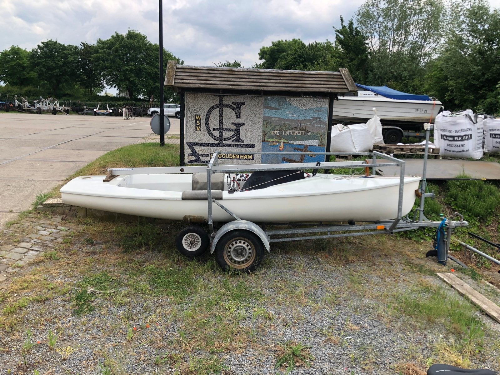 Finnjol NED 676 Vanguard - Compleet met trailer en zeilen, Watersport en Boten, Ophalen, Gebruikt, Polyester, Inclusief zeilen