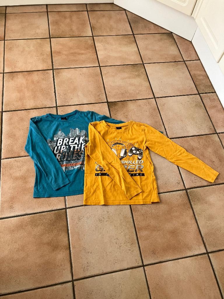2 Stoere jongens-shirts -mosterdgeel en blauwgroen- 134, Kinderen en Baby's, Kinderkleding | Maat 134, Gebruikt, Chapter Young