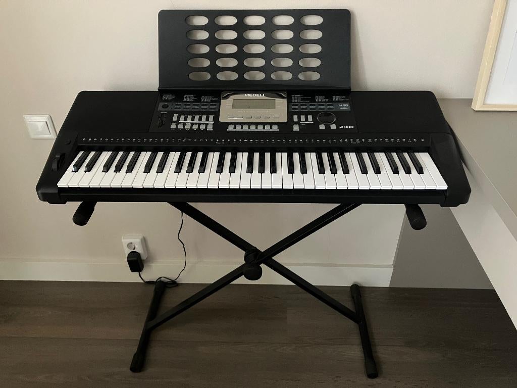 Keyboard Medeli A300, Muziek en Instrumenten, Keyboards, Zo goed als nieuw, 61 toetsen, Medeli, Met standaard, Ophalen