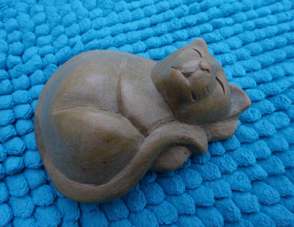 Houtsnijwerk Slapende Kat / poes opgekruld in een bolletje, Minder dan 20 cm, Verzenden, Beeld, Hout