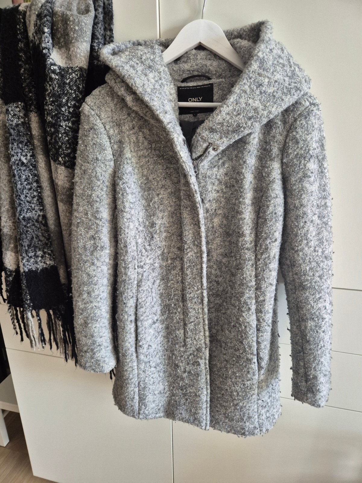 leuke licht grijze winterjas Only maat L met passende sjaal, Only, Maat 42/44 (L), Ophalen of Verzenden, Grijs