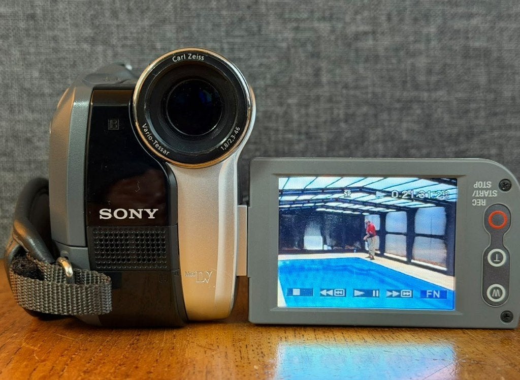 Sony Mini DV Handycam DCR-HC24E, NightShot Plus, GETEST!!, Audio, Tv en Foto, Mini dv, 20x of meer, Ophalen of Verzenden, Zo goed als nieuw