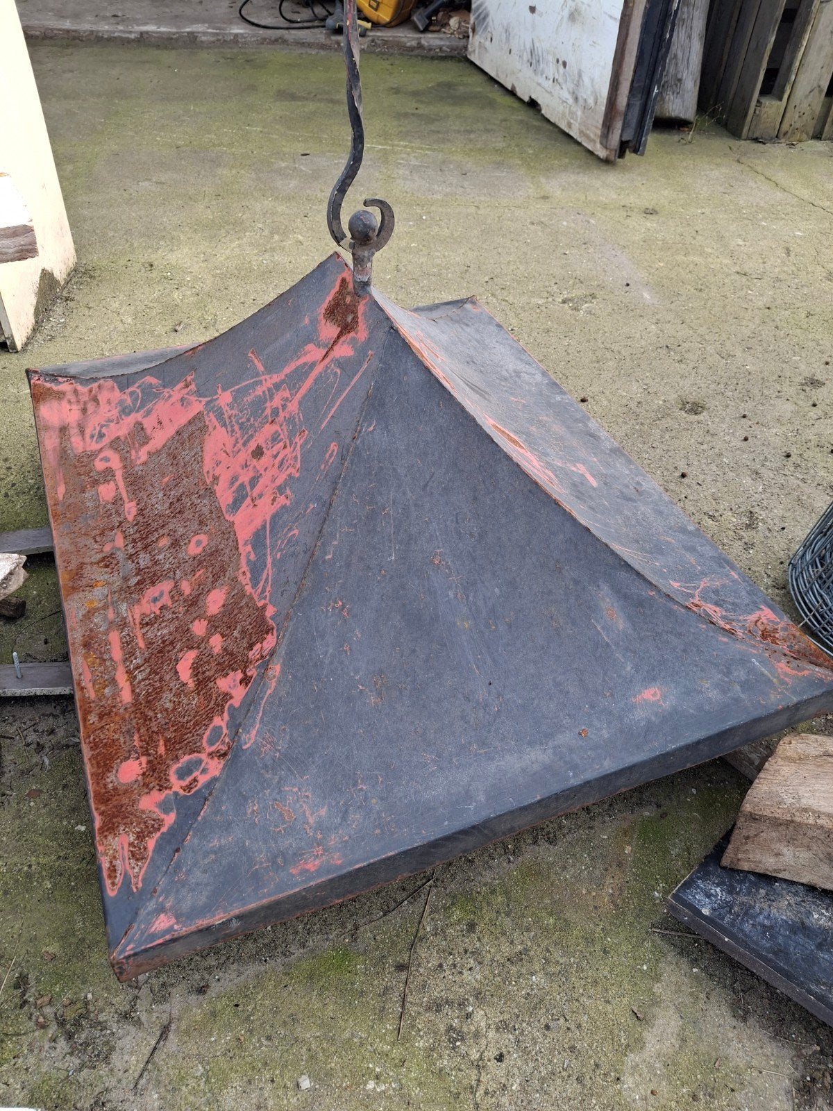 Stalen schoorsteenkap / afdak met smeedijzeren piek, Ophalen, Gebruikt