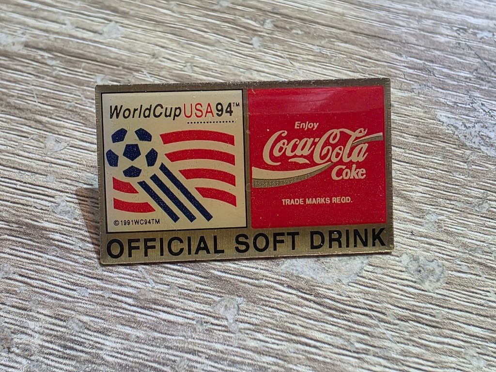 Coca-Cola Pin WK Voetbal 1994 USA - Official Soft Drink, Verzamelen, Ophalen of Verzenden, Gebruikt, Sport, Speldje of Pin