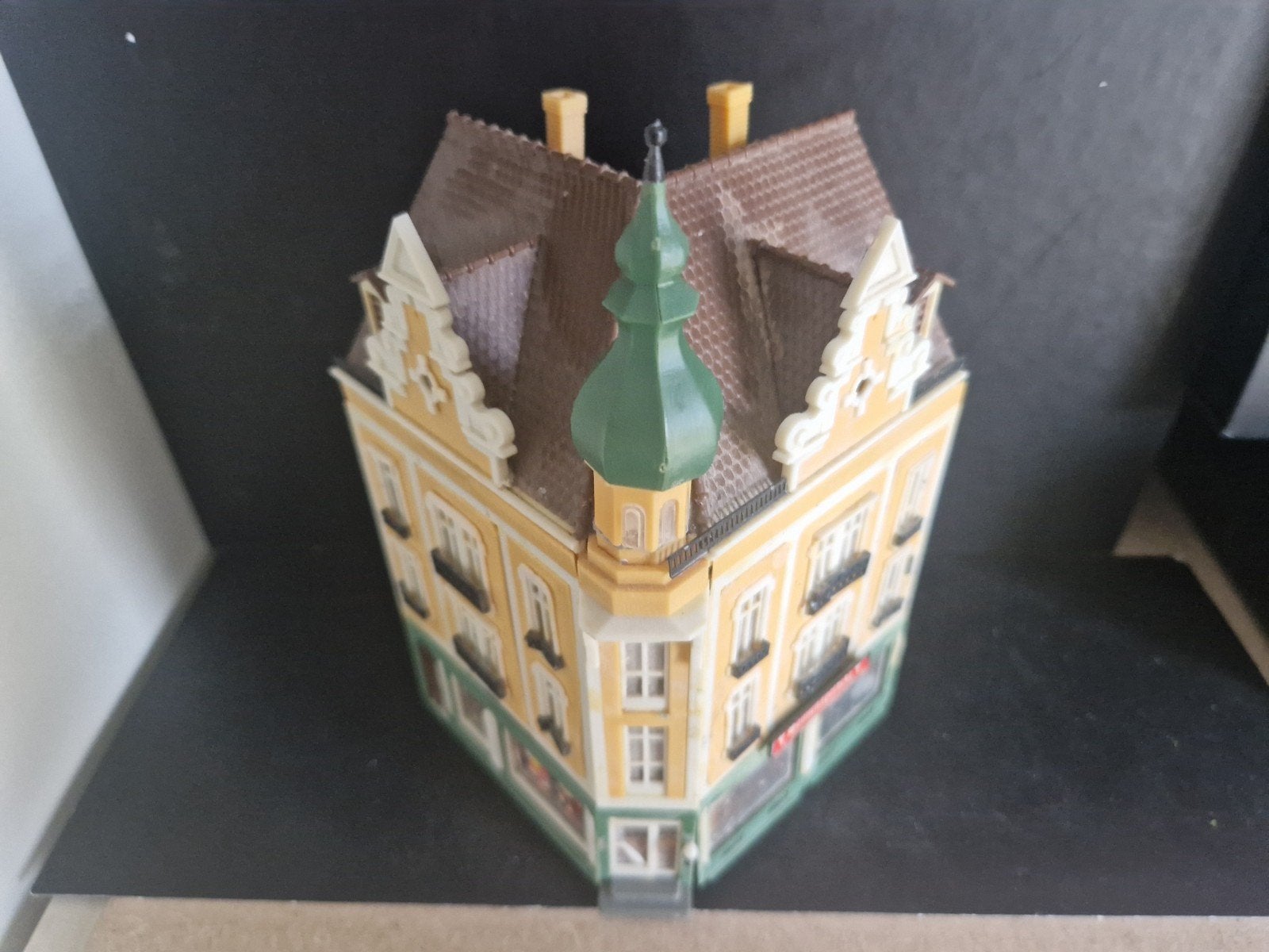 Faller H0 Hoekhuis met Apotheek - Modelbouw Gebouw, Ophalen of Verzenden, Gebruikt, Brug, Tunnel of Gebouw, Overige merken