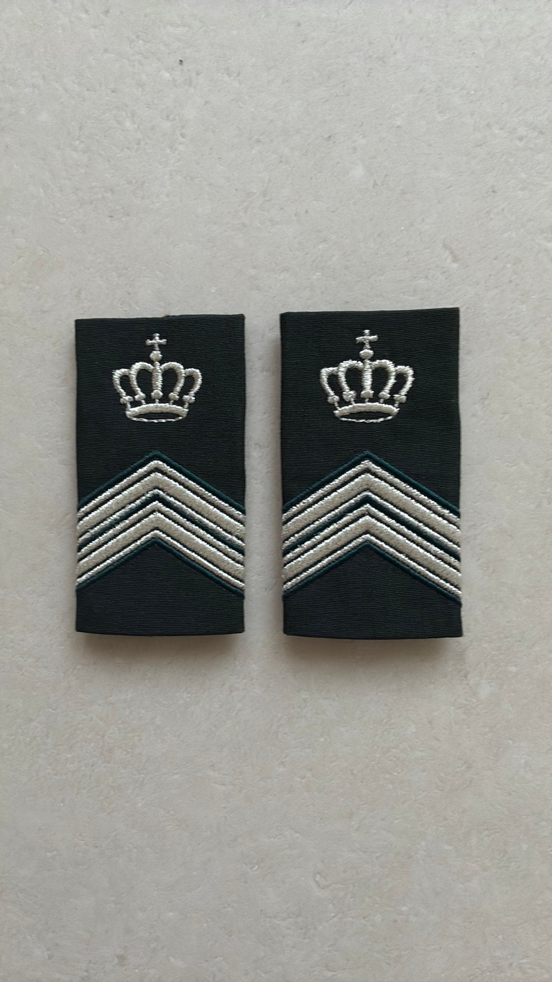 Rangonderscheidingsteken opperwachtmeester KMAR + ‘kroontje’, Verzamelen, Militaria | Algemeen, Ophalen of Verzenden, Marechaussee