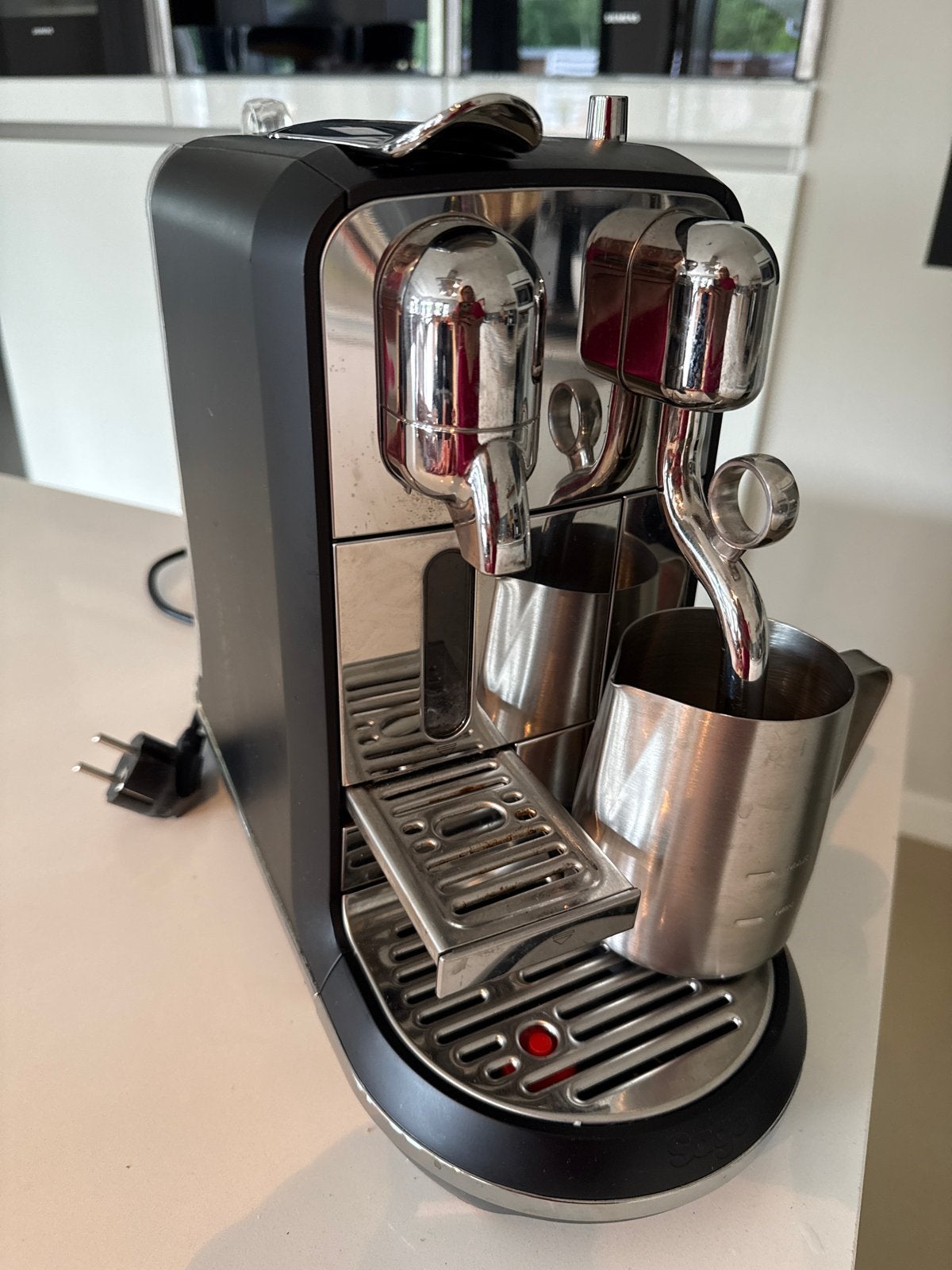 Nespresso Lattissima Touch Koffiemachine met Melkopschuimer, Espresso apparaat, Ophalen of Verzenden, Zo goed als nieuw, 1 kopje