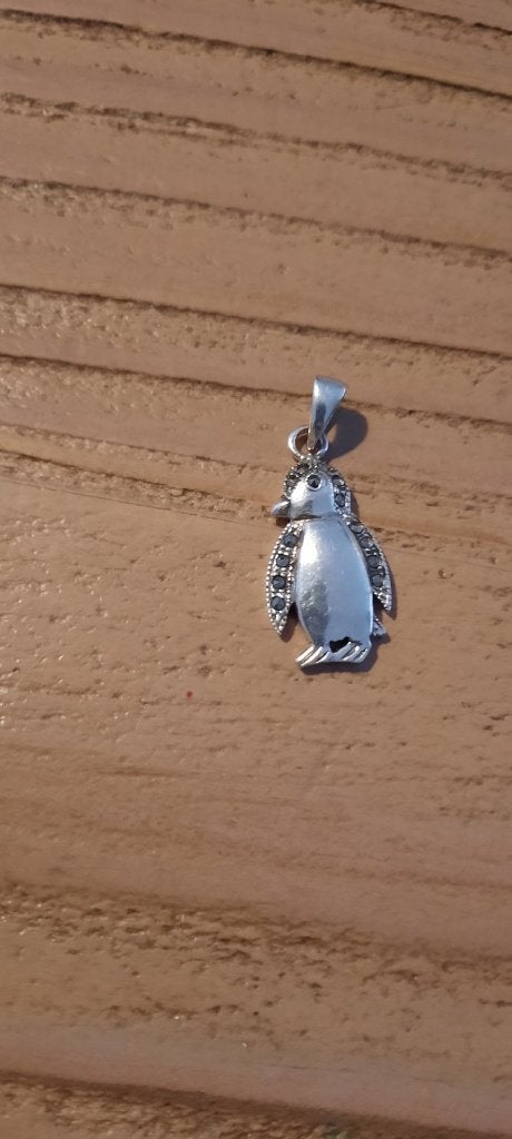 Antiek, zilveren hangertje penquin met markasietjes., Ophalen of Verzenden, Zilver, Hanger, Met edelsteen