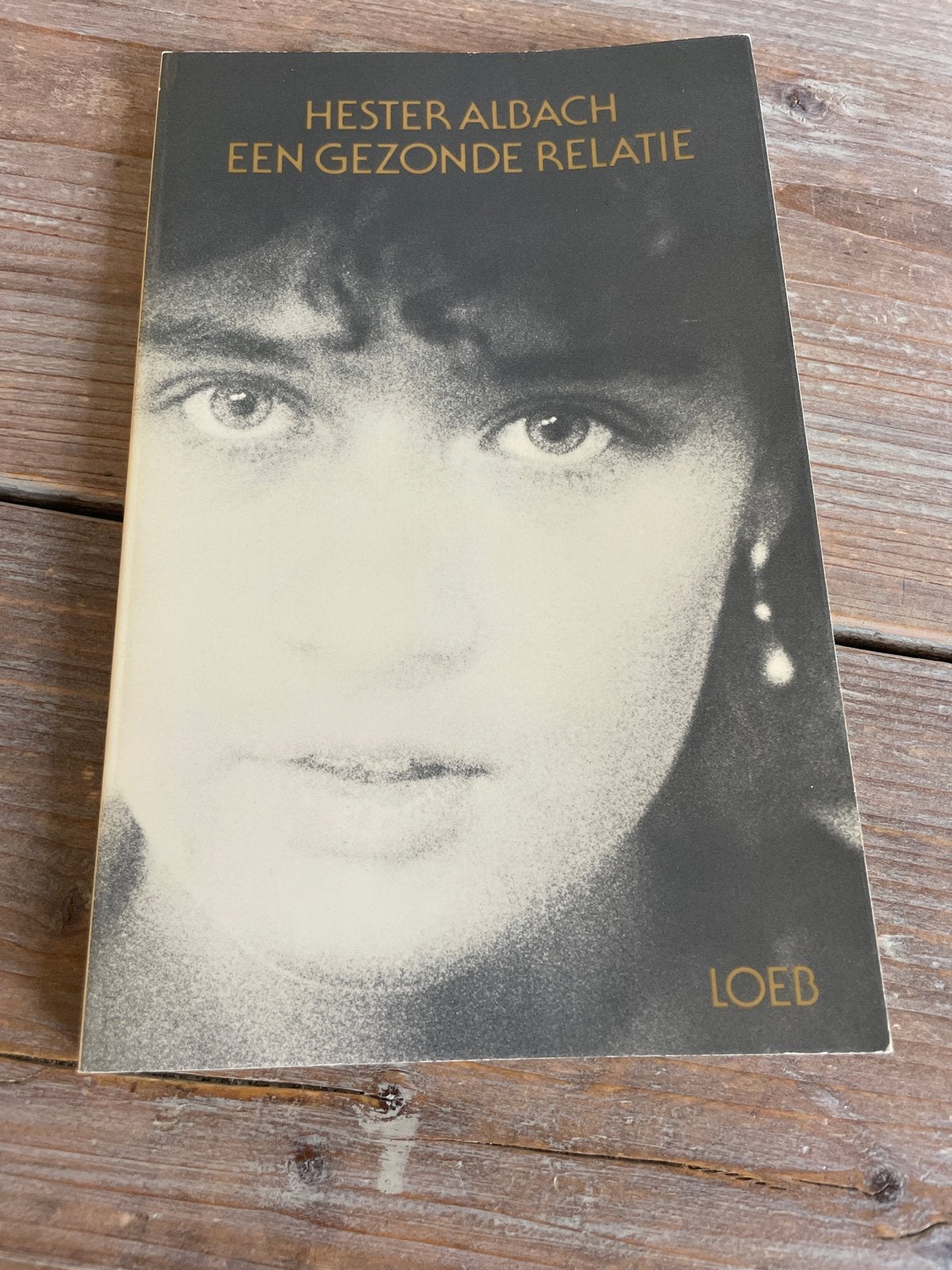 Hester Albach - Een Gezonde Relatie (LOEB), Boeken, Ophalen of Verzenden, Gelezen, Overige uitgevers, Nederlands