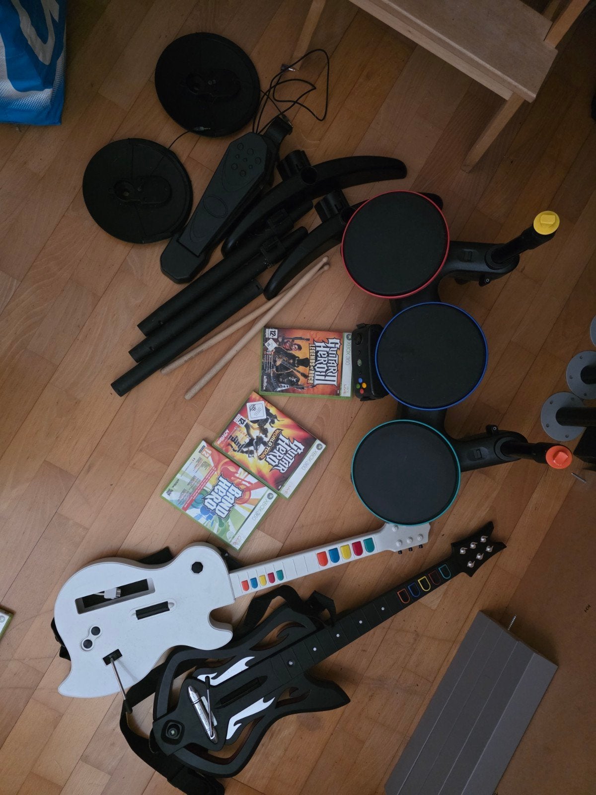 Guitar Hero & Band Hero set voor Xbox 360 met drum en gitare, Spelcomputers en Games, Ophalen, Muziek, Gebruikt, 3 spelers of meer