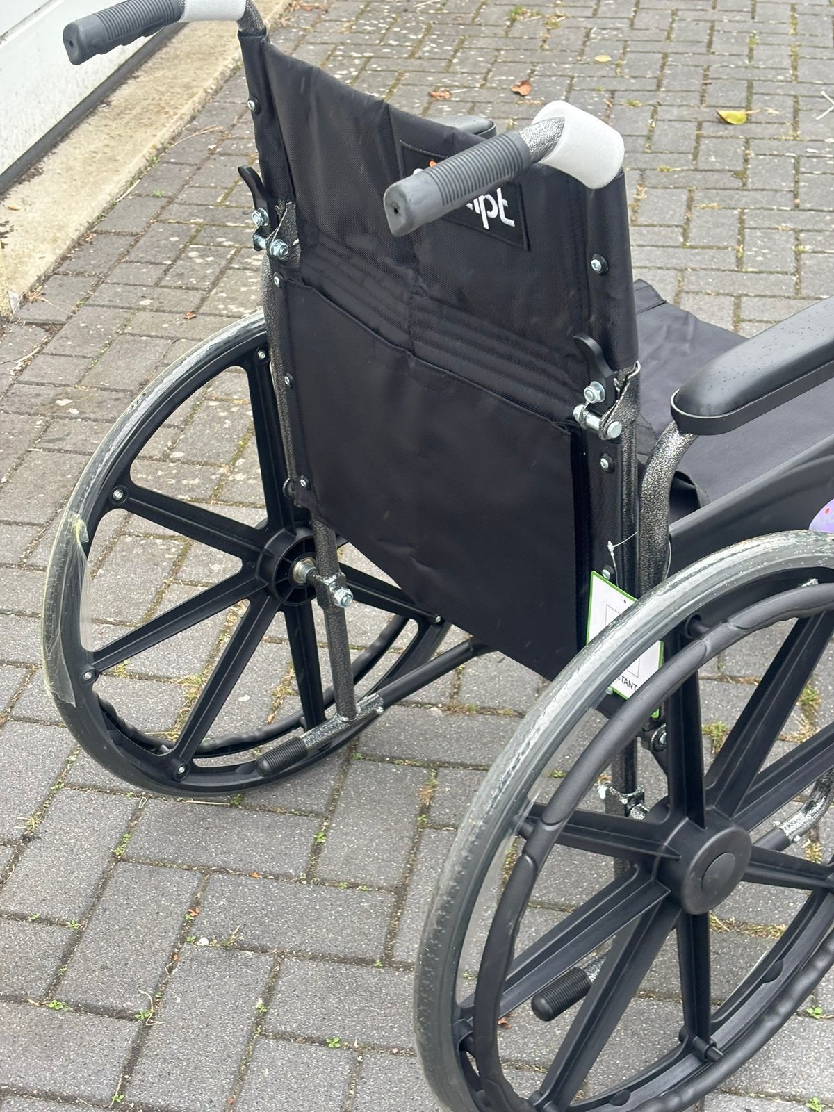 Foto 5 van Splinternieuwe dubbel klapbare rolstoel past in iedere auto