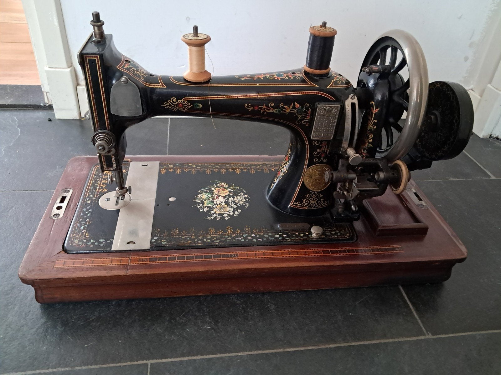Antieke Naumann naaimachine, Ophalen