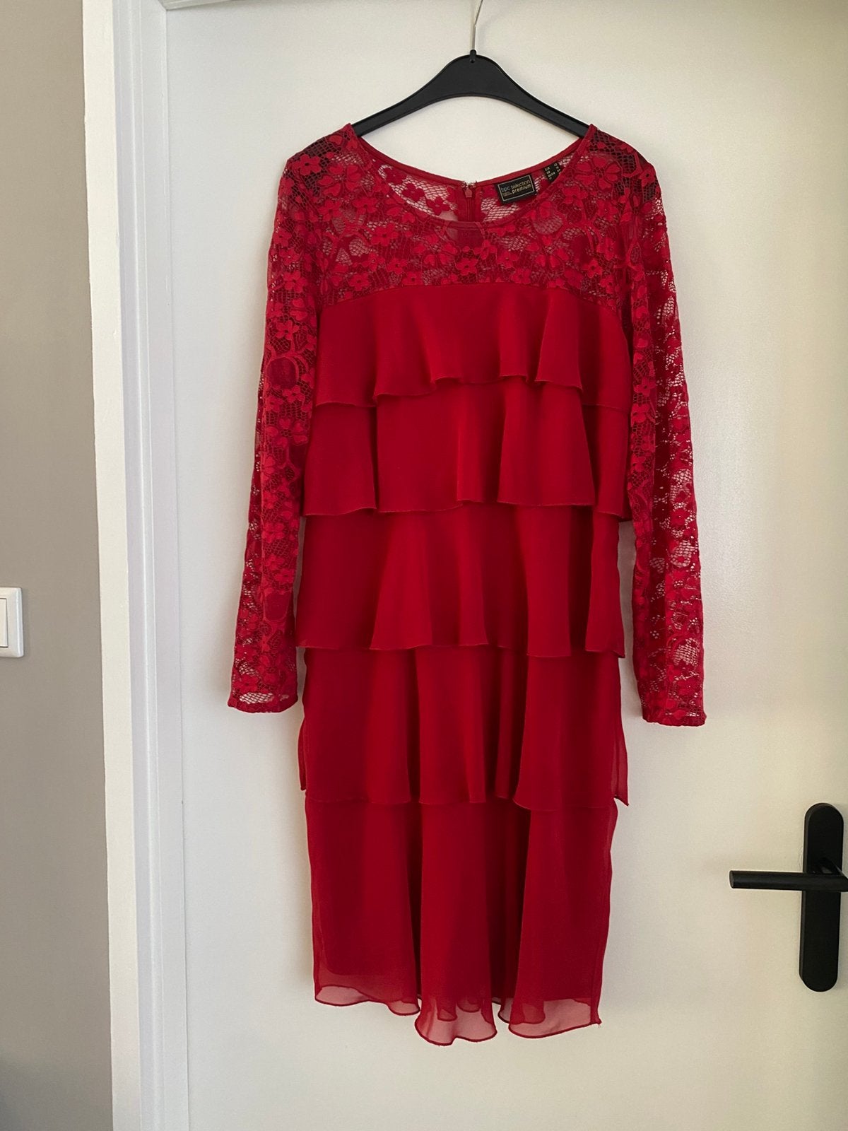 Rode feestjurk BPC Selection Premium met kant en volantlagen, Kleding | Dames, Jurken, Maat 42/44 (L), Ophalen of Verzenden, Gedragen
