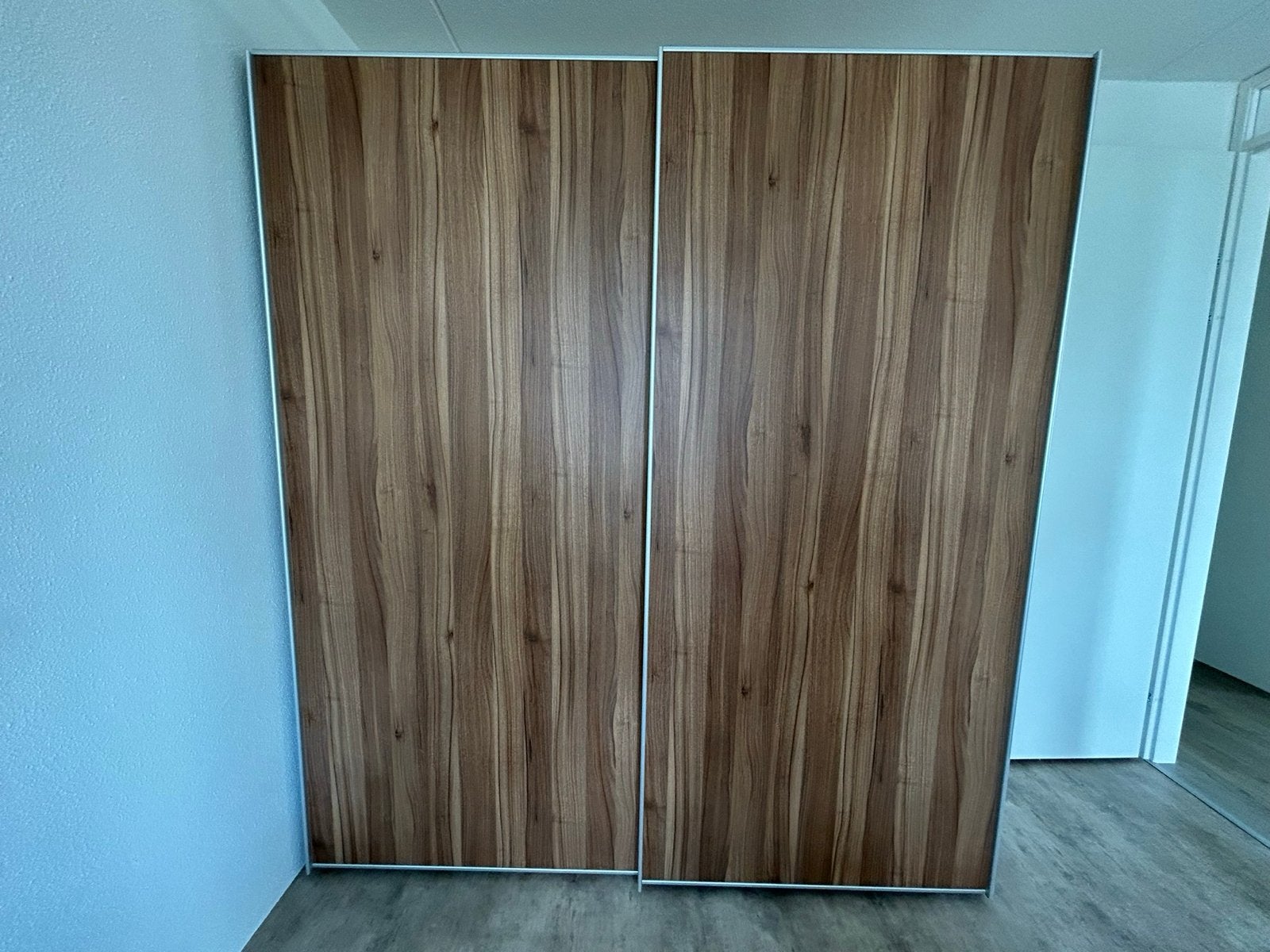 Moderne kledingkast met schuifdeuren - Houtkleur, Huis en Inrichting, Kasten | Kledingkasten, Ophalen, Gebruikt, 100 tot 150 cm
