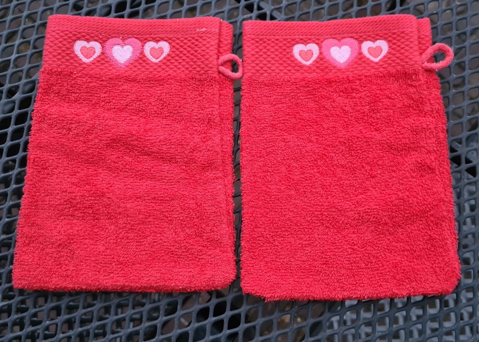 2x Rode washandjes met hartjes -  nieuw, Overige merken, Handdoek, Nieuw, Ophalen of Verzenden