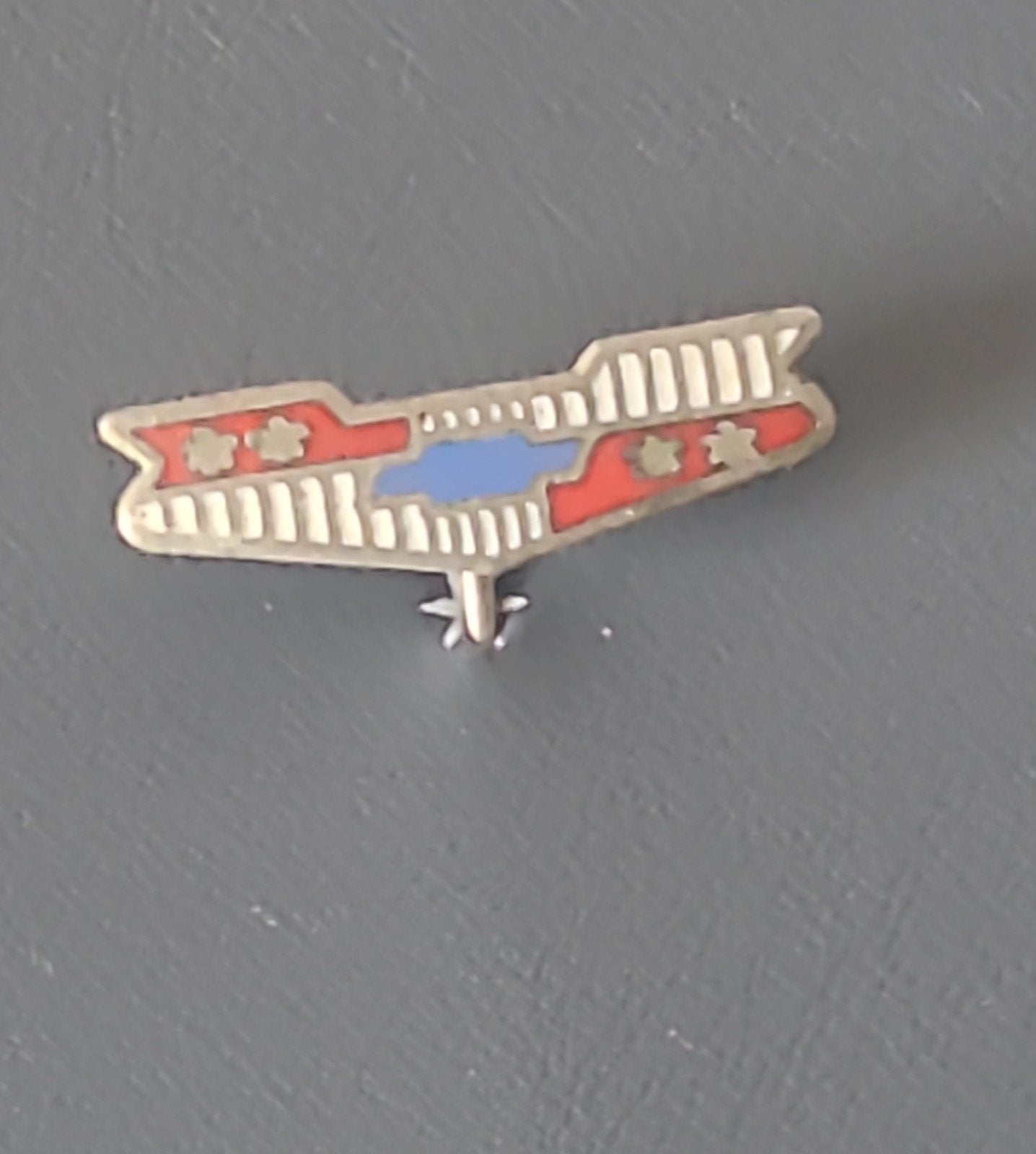 Vintage Emaille Speldje - Chevrolet Logo, Verzamelen, Verzenden, Gebruikt, Merk, Speldje of Pin