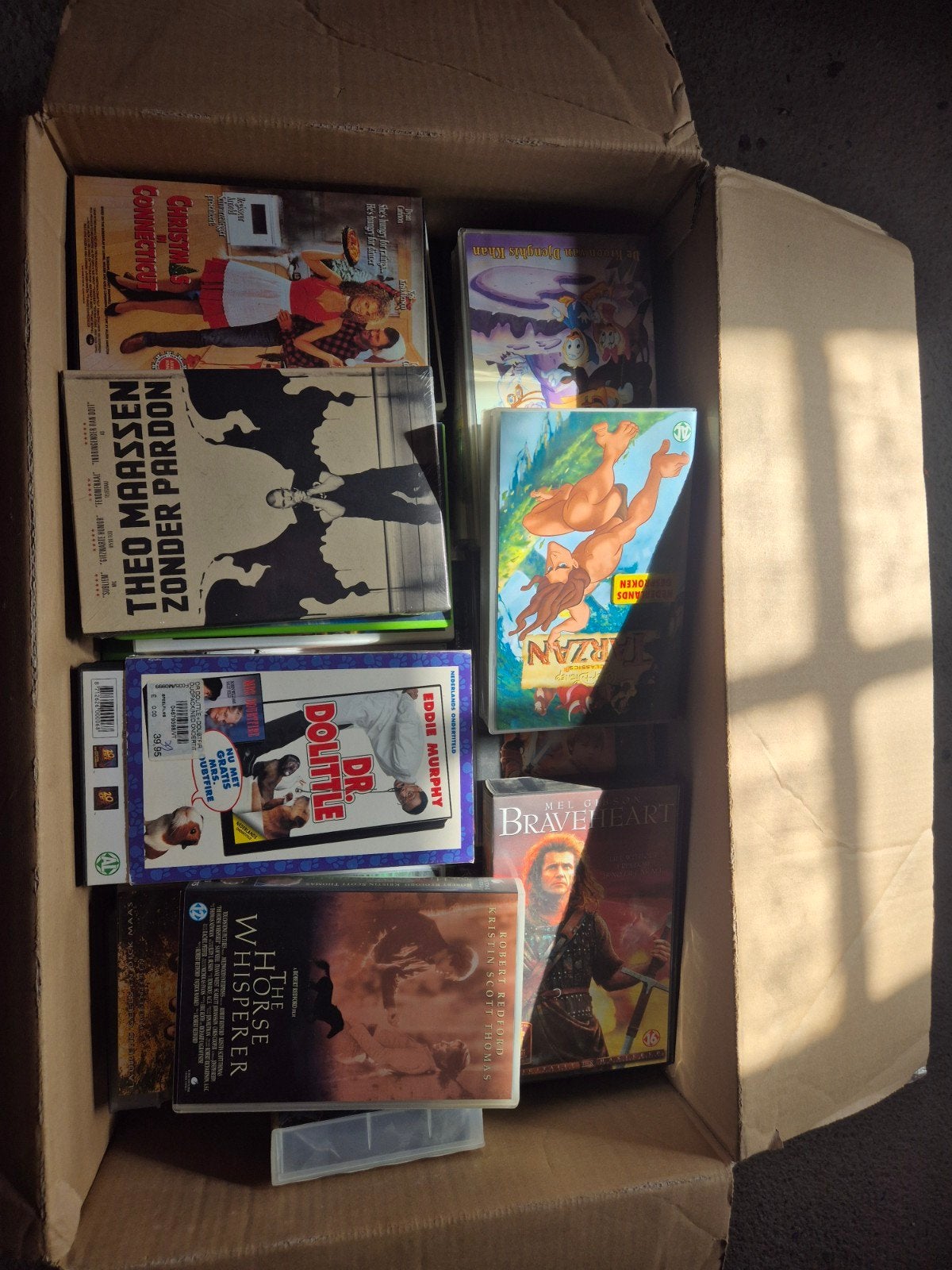 Doos vol DVD's en VHS-banden - deels ongeopend, Ophalen