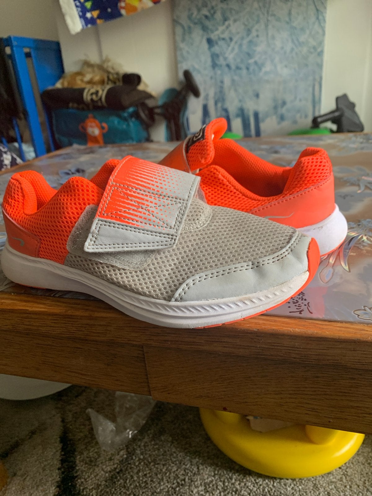 Oranje/grijze sportschoenen met klittenband voor kinderen, Ophalen of Verzenden, Gebruikt, Jongen of Meisje, Sportschoenen