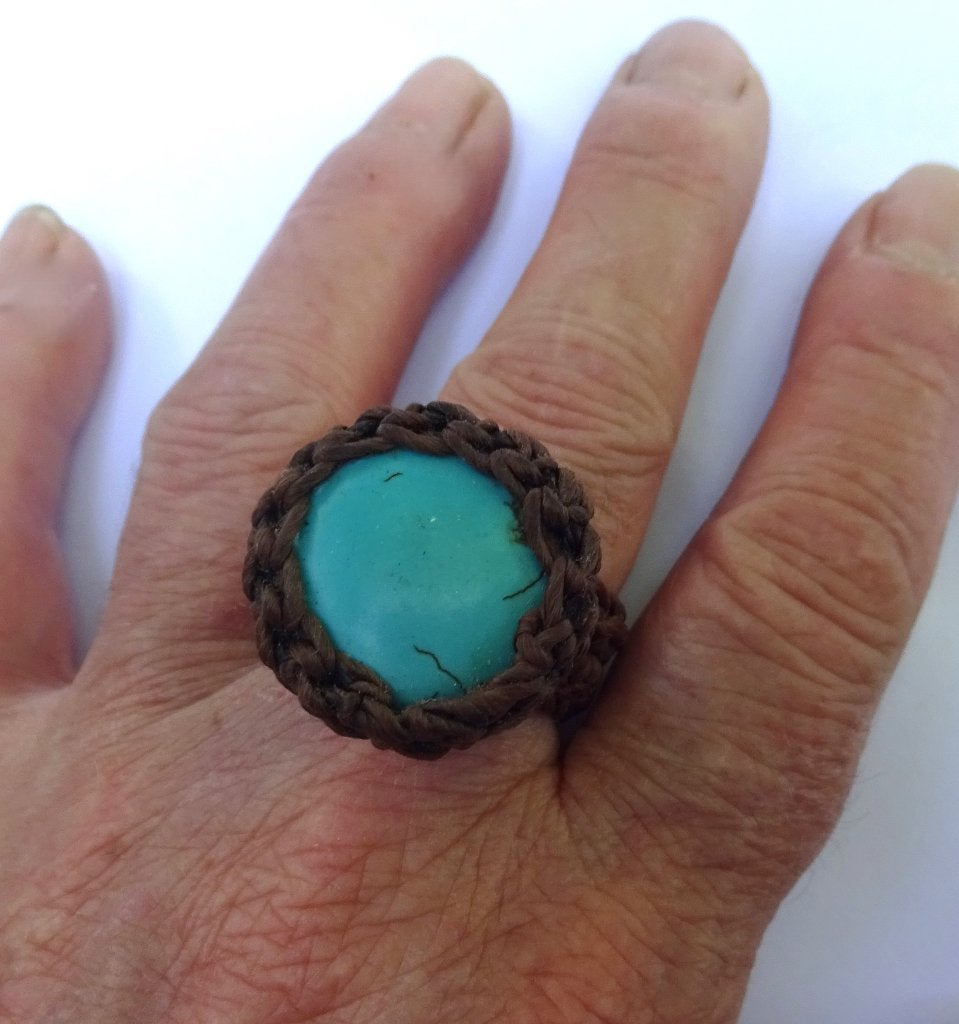 Bruin macramé ring met ingehaakte turquoise steen, Sieraden, Tassen en Uiterlijk, Overige materialen, Gebruikt, Bruin, Verzenden
