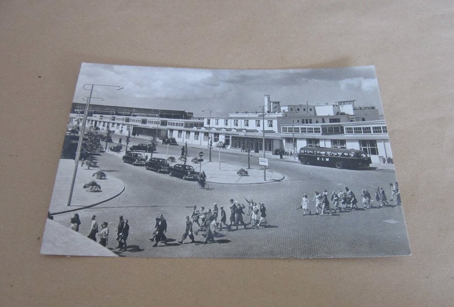 KLM ansichtkaart op het stationsplein van Schiphol, Verzenden, Zo goed als nieuw, Kaart, Foto of Prent