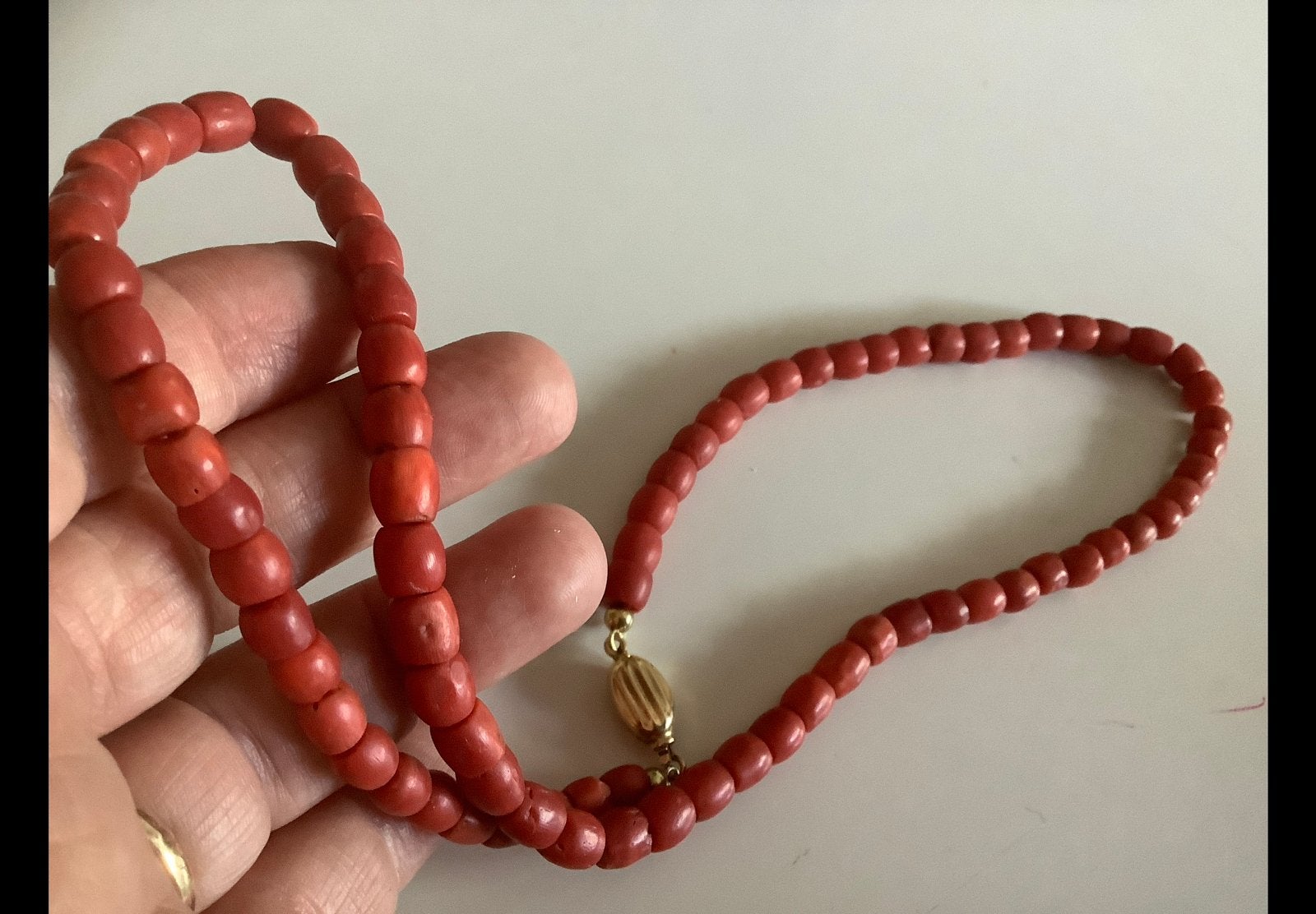 Foto 2 van Antieke Bloedkoraal ketting collier gouden slot 14 k goud