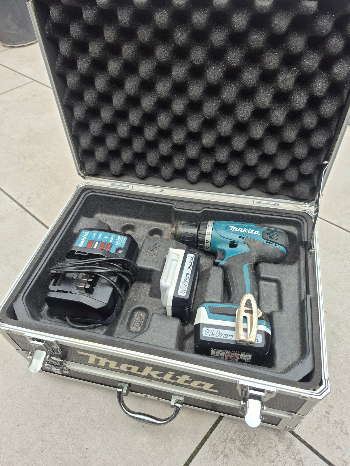 Makita Boor- en Schroefmachine (DEFECT), Ophalen, Gebruikt, Boor- en Schroefmachine, Variabele snelheid