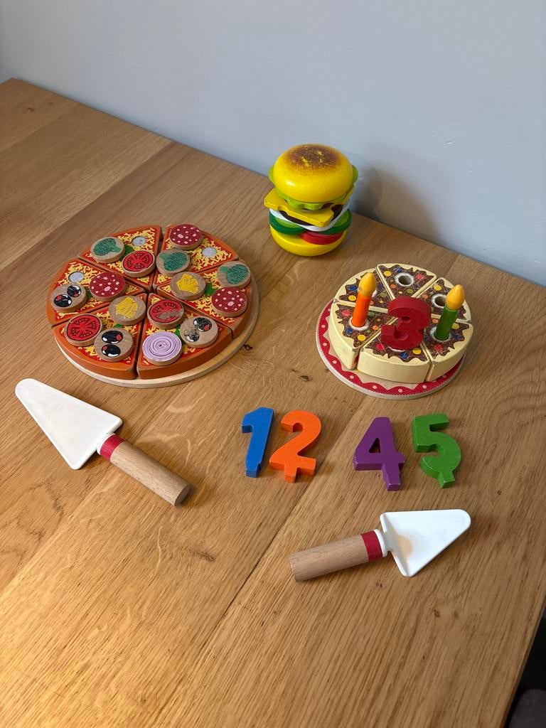Houten speelgoed: pizza, taart, hamburger en cijfers, Ophalen of Verzenden, Gebruikt, Meubelstuk of Keukentje