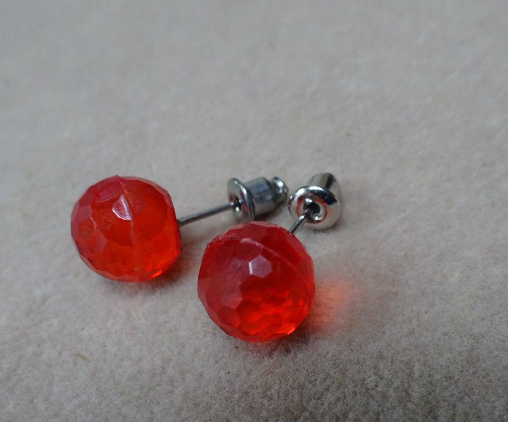 Rode gefacetteerde iets doorzichtige oorknopjes, Sieraden, Tassen en Uiterlijk, Overige materialen, Gebruikt, Verzenden, Knopjes of Stekers
