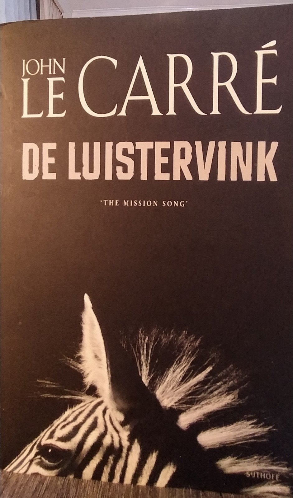 John le Carré - De Luistervink (The Mission Song), J. Le Carre, Ophalen of Verzenden, Zo goed als nieuw, Nederland