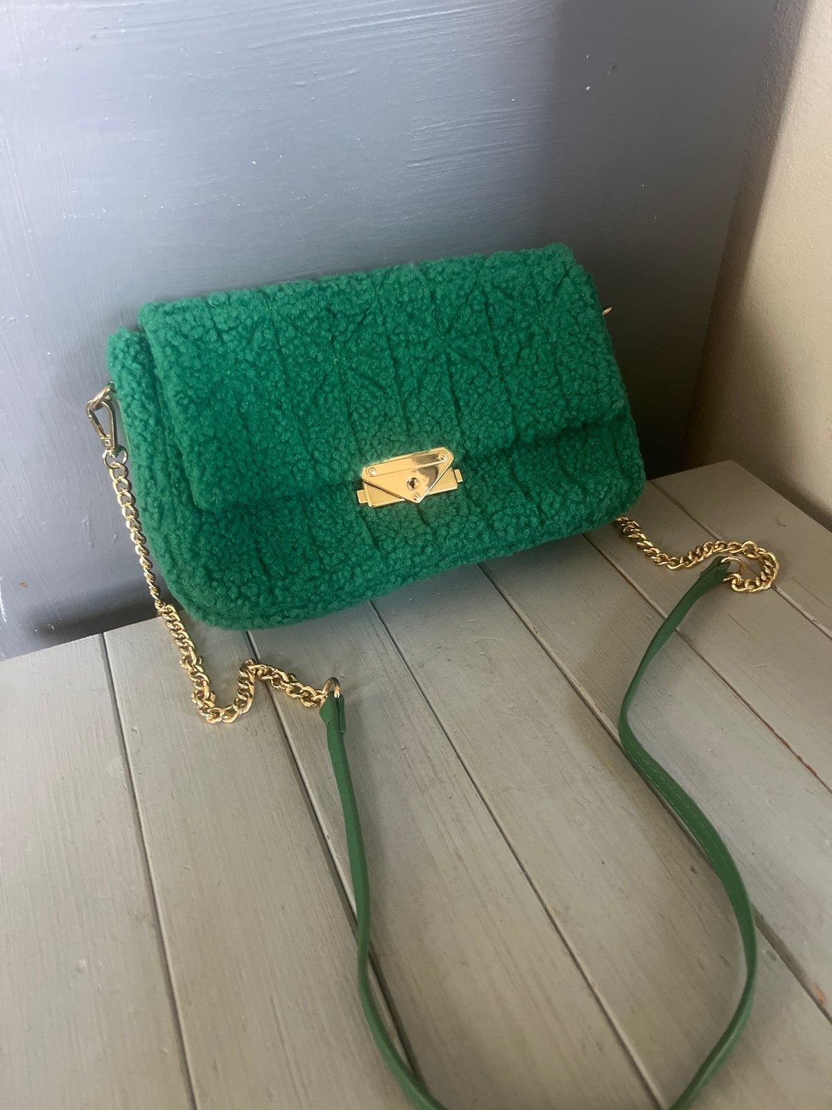 Yehwang Groene teddy schoudertas met gouden ketting, Sieraden, Tassen en Uiterlijk, Ophalen of Verzenden, Zo goed als nieuw, Groen