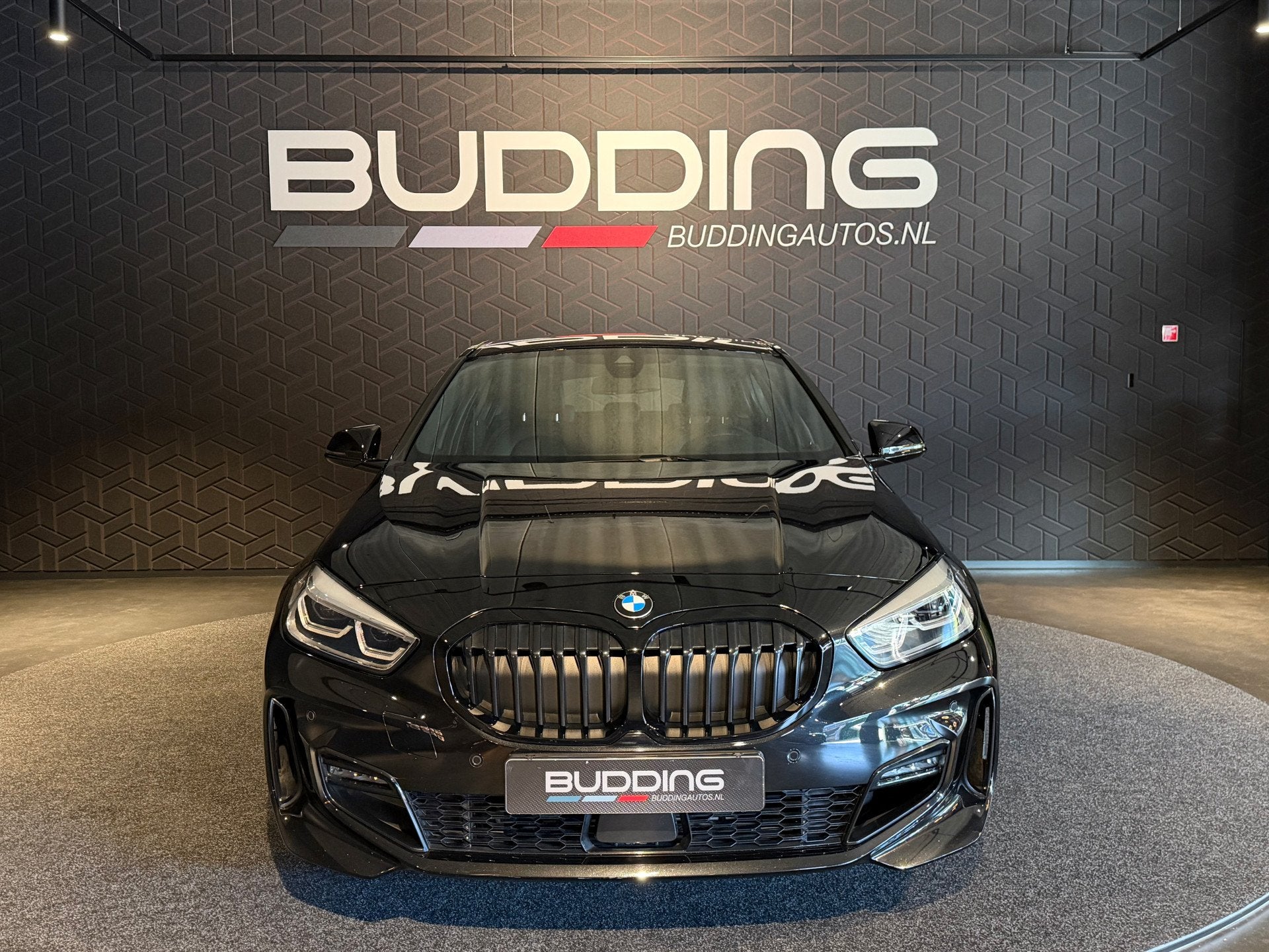 BMW 1-serie 118i High Exe ED | M-sport | Carplay | Leder, Auto's, Gebruikt, Zwart, Bedrijf, 3 cilinders
