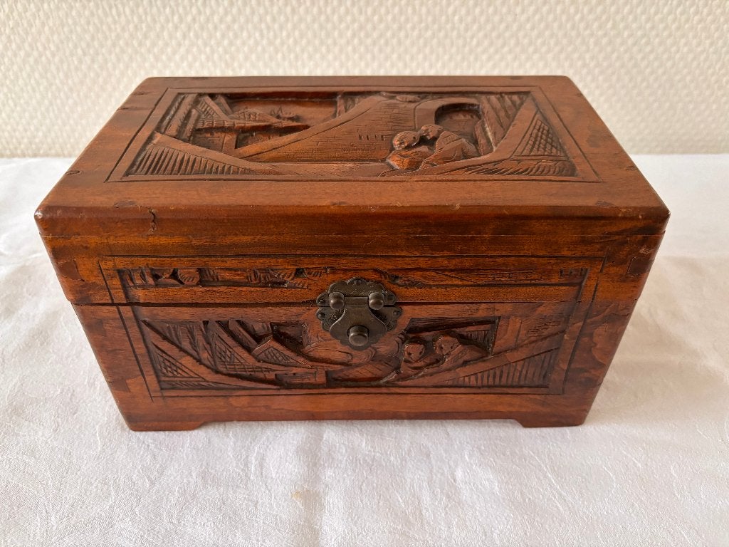 Antieke Chinese kist met houtsnijwerk, van kamferhout., Ophalen of Verzenden