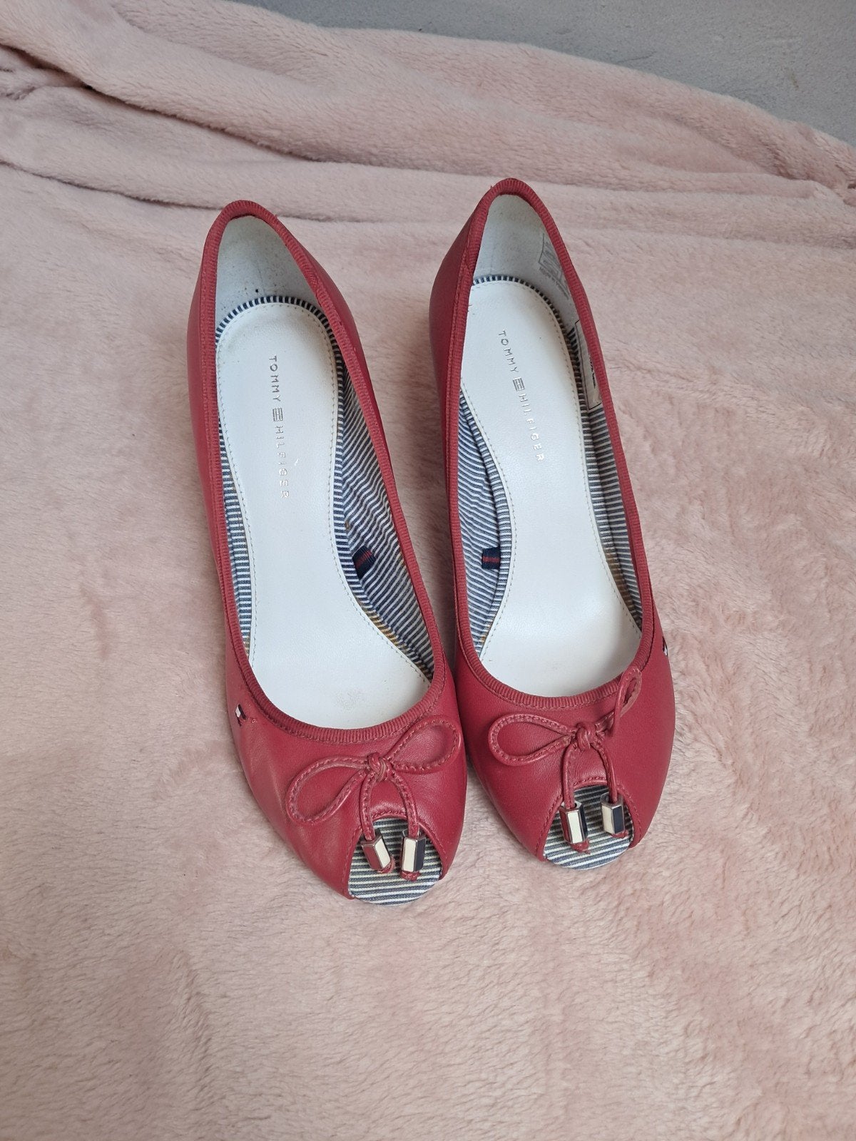 Tommy Hilfiger rode pumps met open neus, maat 38, Kleding | Dames, Ophalen of Verzenden, Gedragen, Rood