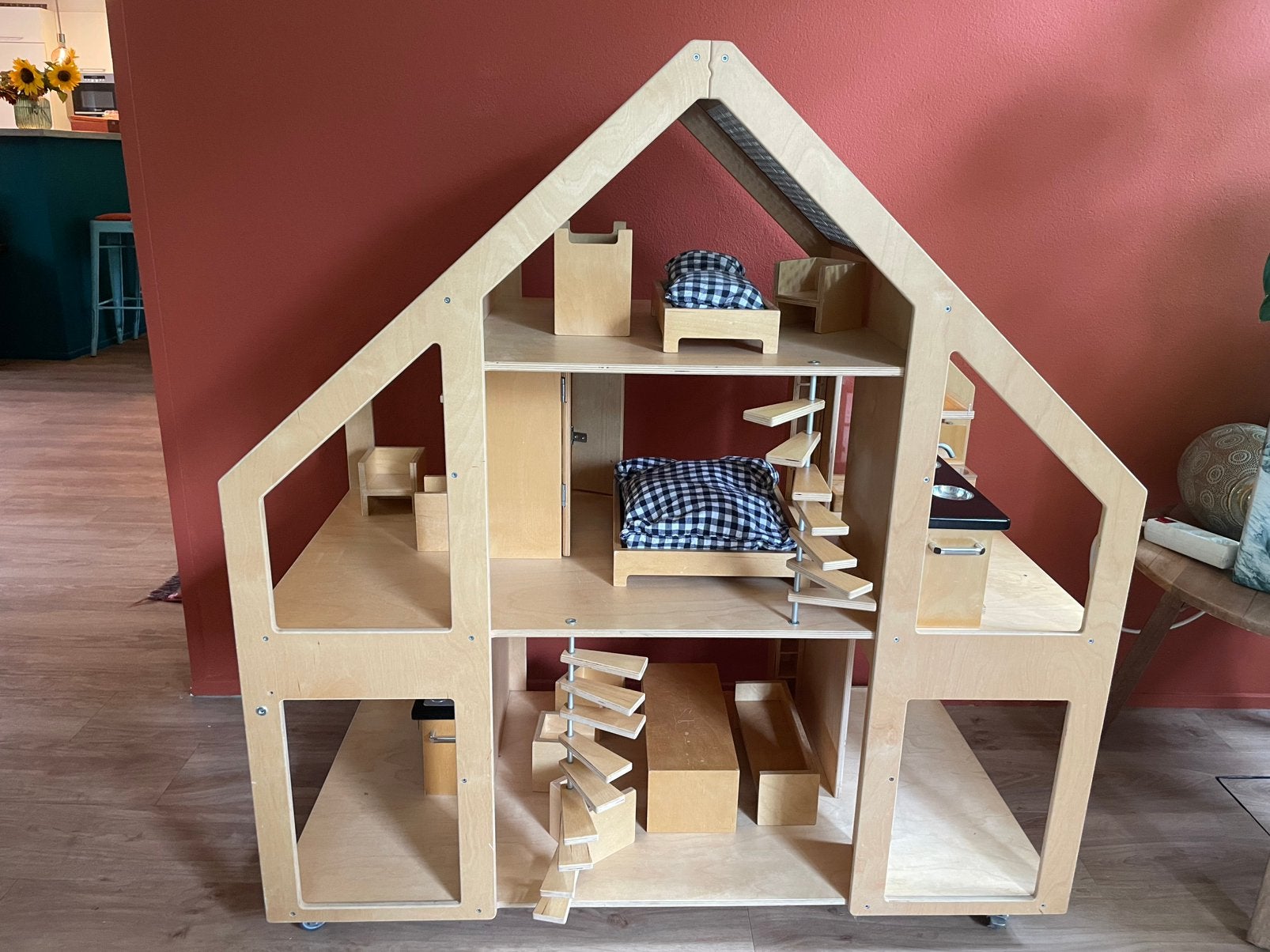 Groot houten poppenhuis Liliane - opbrengst naar goed doel!, Ophalen, Zo goed als nieuw, Poppenhuis