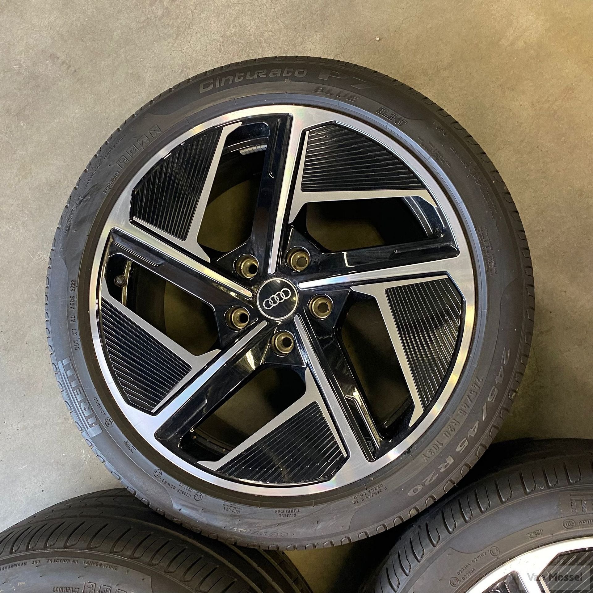 Audi E-Tron GT RS Pirelli Cinturato P7 Blue Elect 245/45/R20, -, -, Banden en Velgen, Ophalen of Verzenden