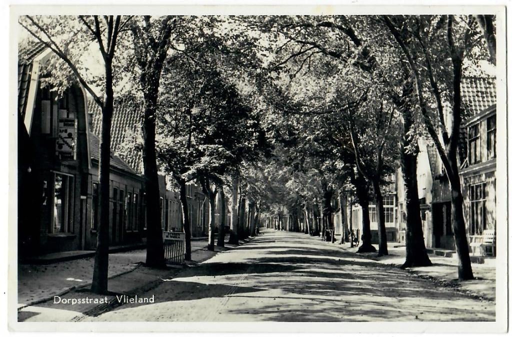 Vlieland - Dorpsstraat, Verzamelen, Ansichtkaarten | Nederland, Verzenden, 1940 tot 1960, Gelopen, Waddeneilanden