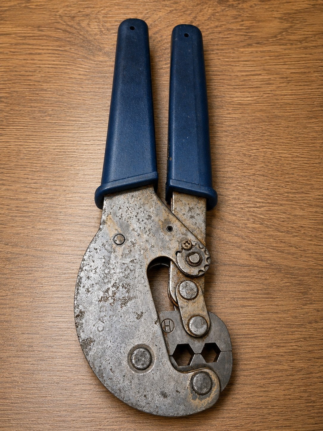 Gebruikte krimptang met blauwe handvatten, Ophalen of Verzenden, Gebruikt, Tang