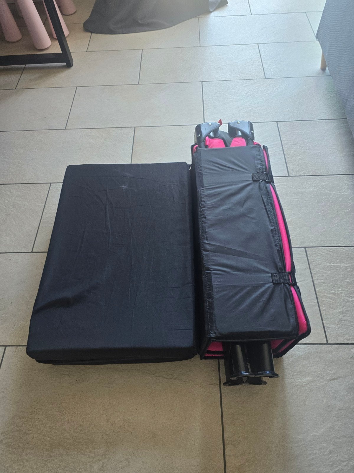 Compact opvouwbaar campingbedje met matras, Kinderen en Baby's, Ophalen of Verzenden, Zo goed als nieuw