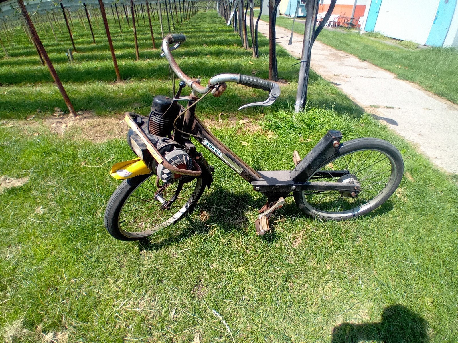 Solex met krom achterwiel en lekke voorband, Ophalen