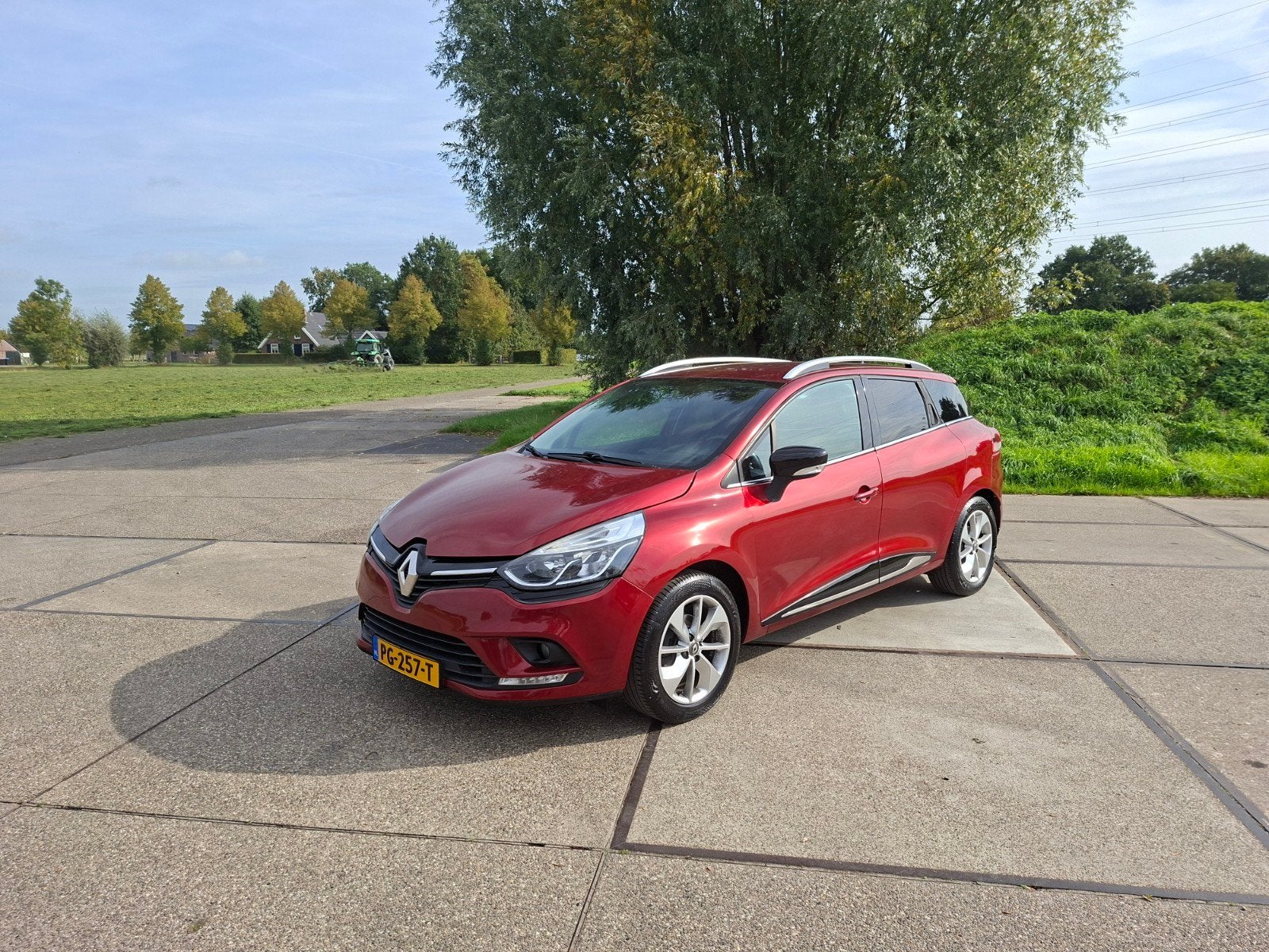 Renault Clio 0.9 TCE 90 Estate 2017 142000 km, Voorwielaandrijving, 898 cc, 580 kg, Parkeersensor