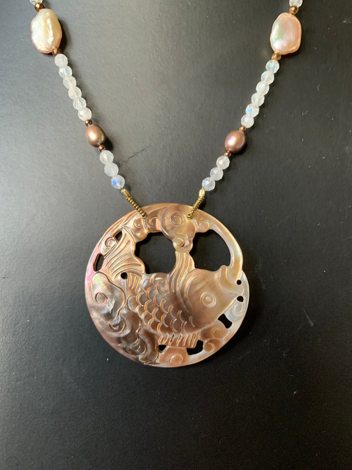 Parel abalone hanger prachtige carving beschermt geluk SALE, Magnolia11, Nieuw, Ophalen of Verzenden, Steen of Mineraal