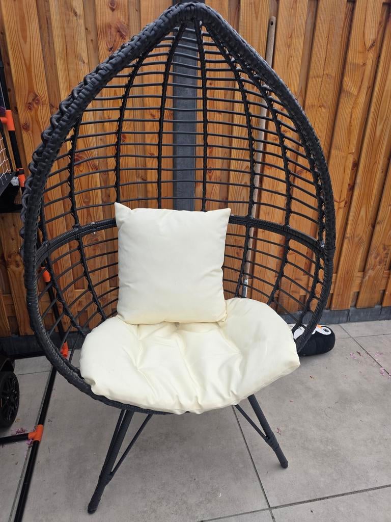 Zwarte kuipstoel met crèmekleurige kussens, Huis en Inrichting, Stoelen, Ophalen, Stof, Modern, Bohemian, Zwart